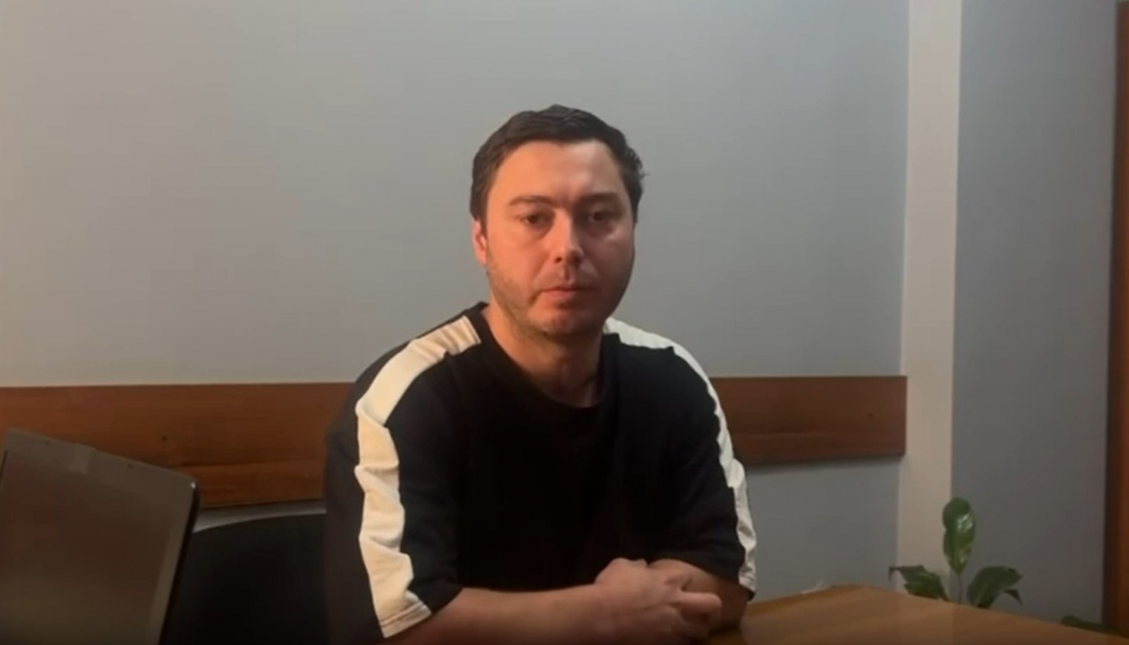 СГБ ЗАДЕРЖАЛО РОМАНА ДАРСАЛИЯ ЗА ОСКОРБИТЕЛЬНЫЕ ВЫСКАЗЫВАНИЯ В АДРЕС АБХАЗСКОГО НАРОДА
